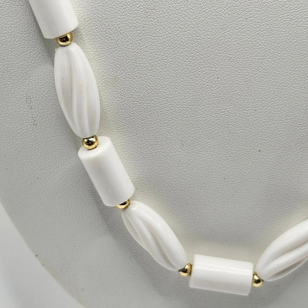 Vintage White Acrylic Beaded Necklace Gold Tone Spacer Accents Barrel‎ Swirl